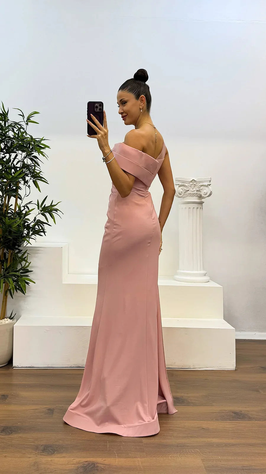 Mireille – Rochia elegantă cu un umăr și detalii din dantelă