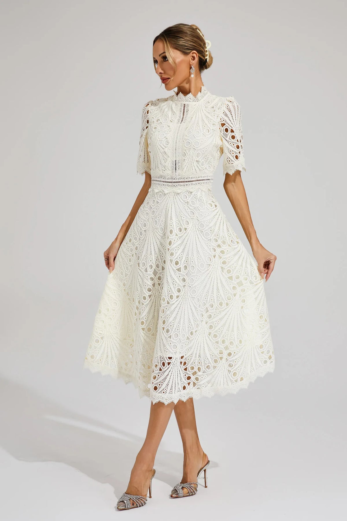 Elianne – Rochie Midi Brodată Cu Siluetă Evazată