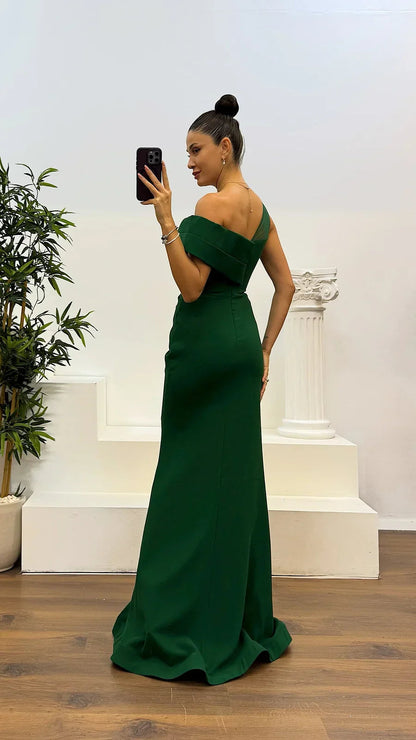 Mireille – Rochia elegantă cu un umăr și detalii din dantelă
