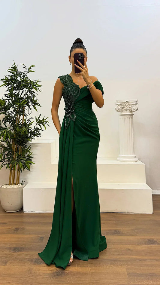 Mireille – Rochia elegantă cu un umăr și detalii din dantelă