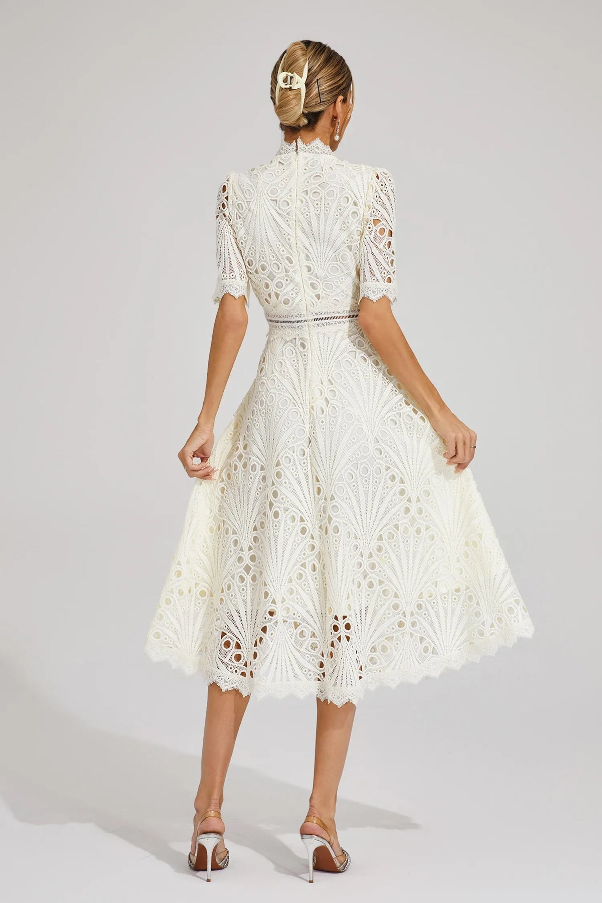 Elianne – Rochie Midi Brodată Cu Siluetă Evazată