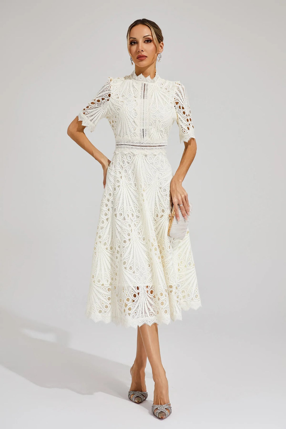 Elianne – Rochie Midi Brodată Cu Siluetă Evazată