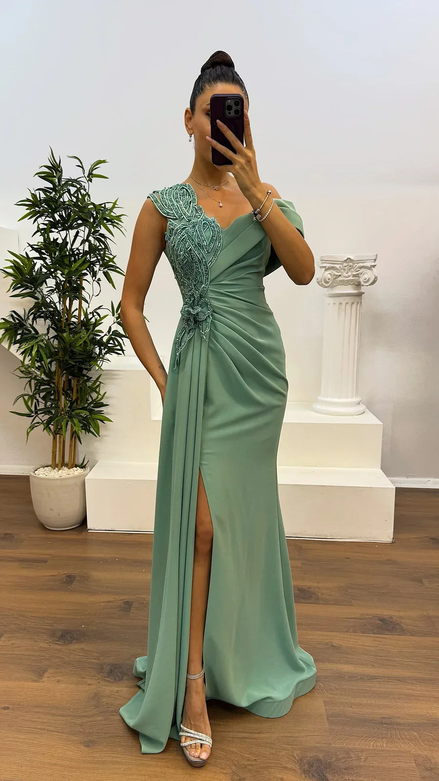 Mireille – Rochia elegantă cu un umăr și detalii din dantelă