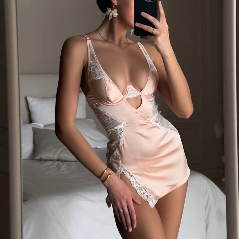 Isadora - Cămășă de noapte din satin cu detalii din dantelă
