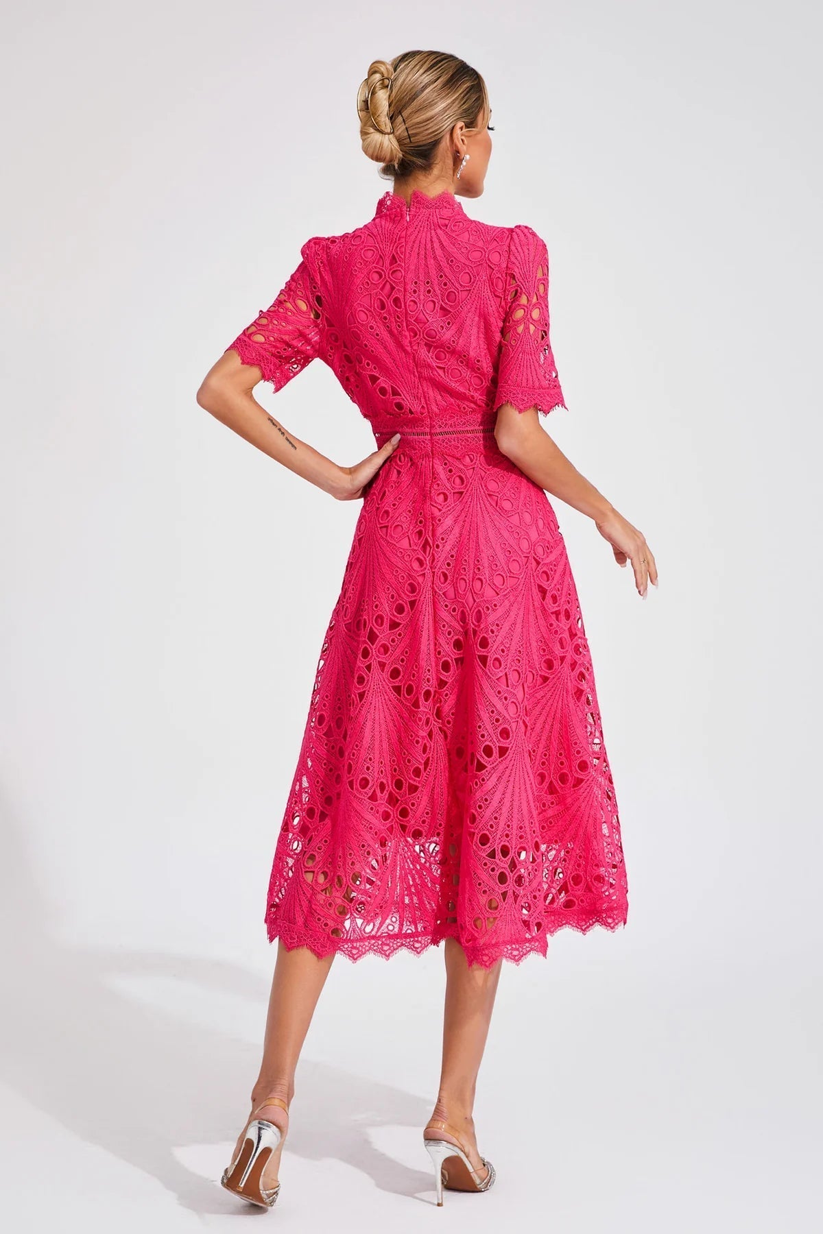Elianne – Rochie Midi Brodată Cu Siluetă Evazată