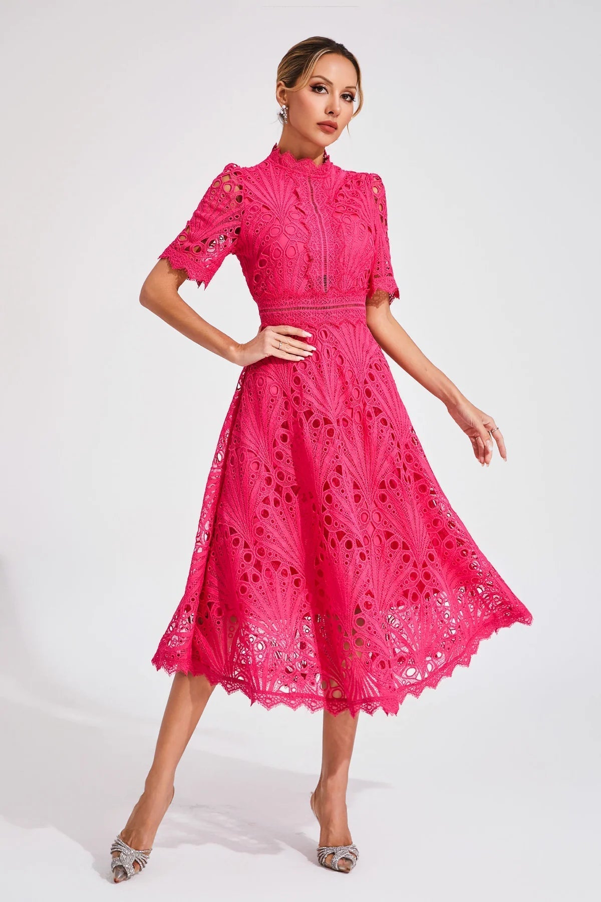 Elianne – Rochie Midi Brodată Cu Siluetă Evazată